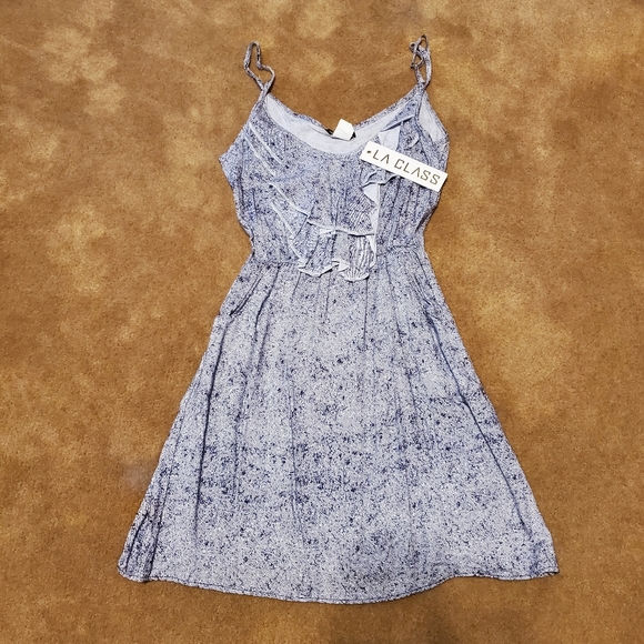 la class Dresses & Skirts - ❗️NWT Ruffle Summer Dress blue and white size S❗️